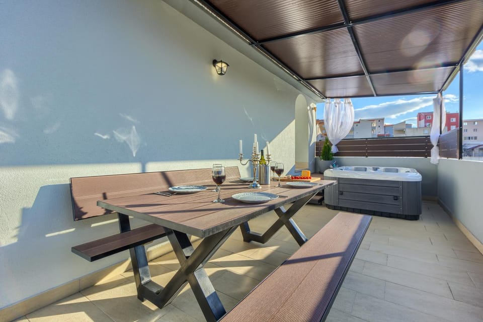 BBQ facilities, Hot Tub, View (from property/room), Balcony/Terrace, Seating area, flat iron