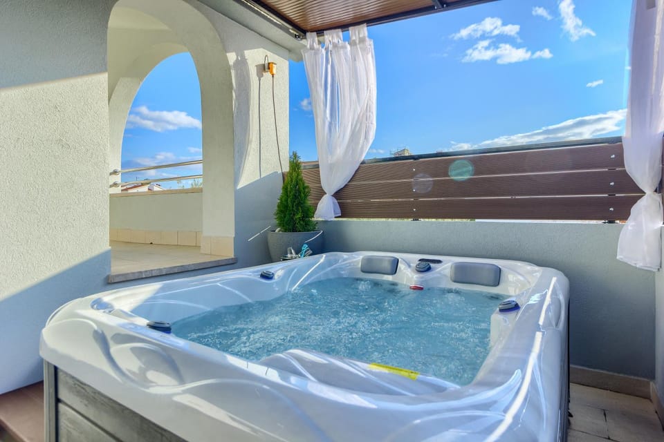Hot Tub, Balcony/Terrace