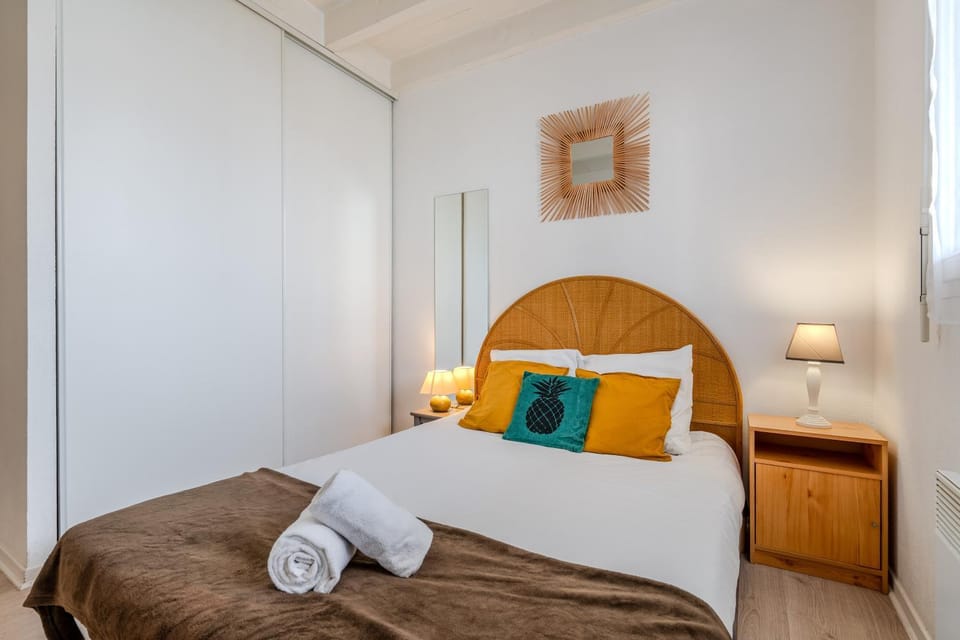 Bed, Photo of the whole room, Bedroom, towels