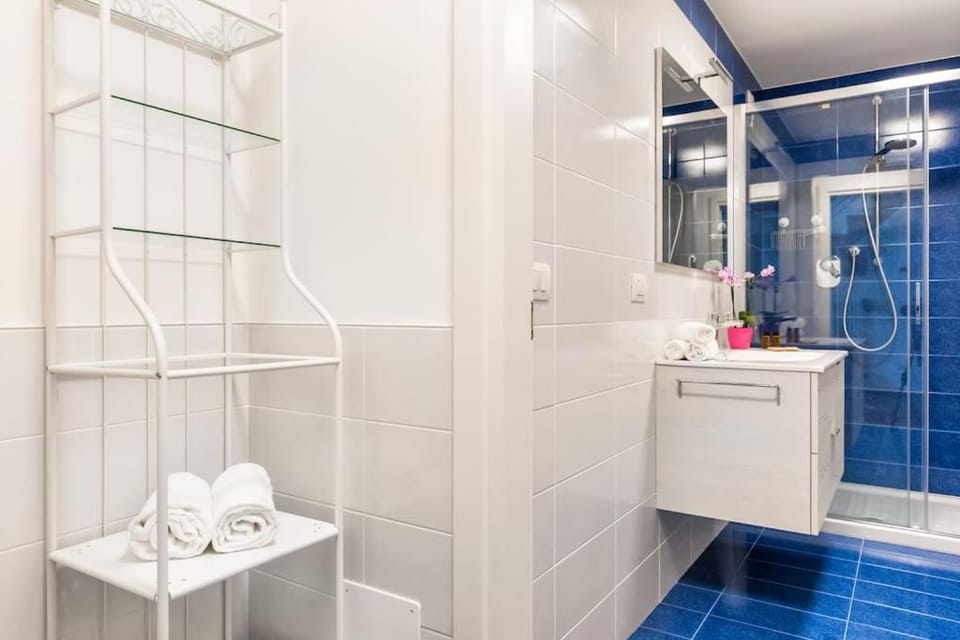 Shower, Bathroom, towels
