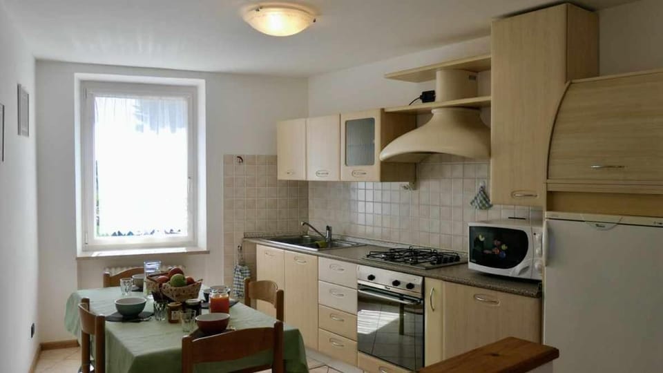 Kitchen or kitchenette, Dining area, stove