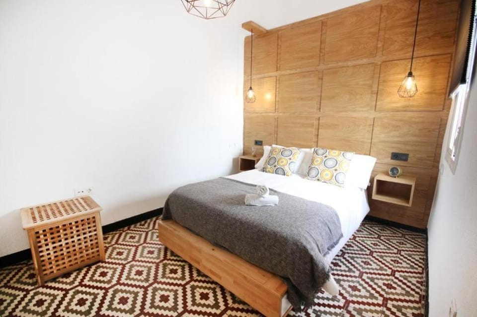 Bed, Photo of the whole room, Seating area, Bedroom