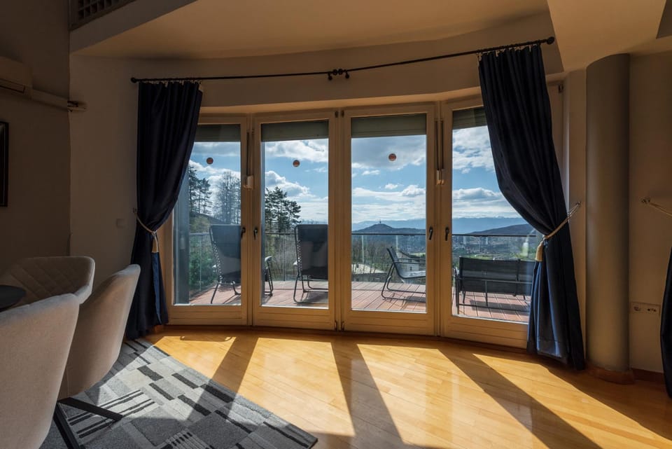 Day, Natural landscape, Balcony/Terrace, Living room, Seating area, Mountain view