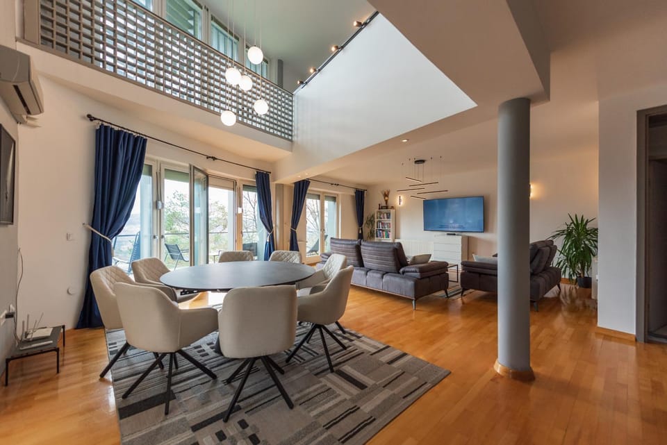 Communal lounge/ TV room, TV and multimedia, Living room, Dining area