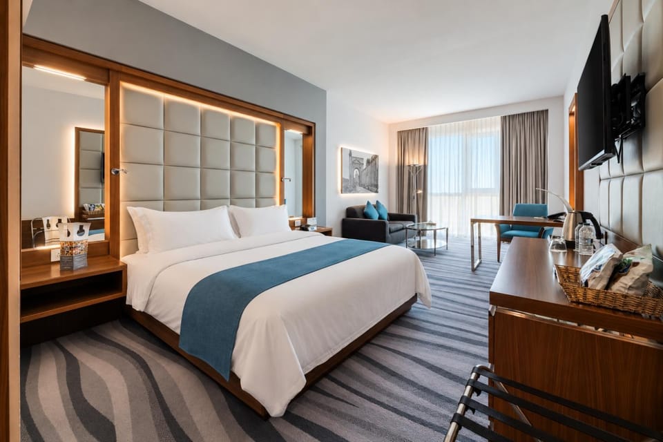 Bed, Photo of the whole room, Seating area, Bedroom