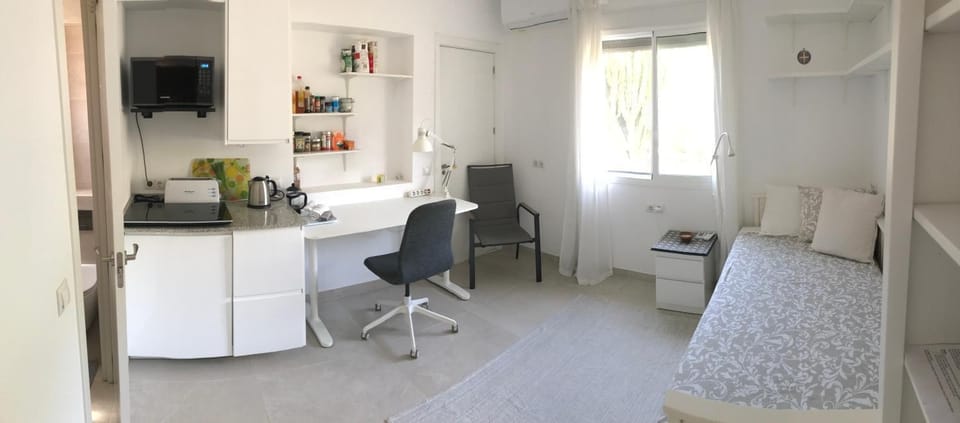 Kitchen or kitchenette, Bedroom