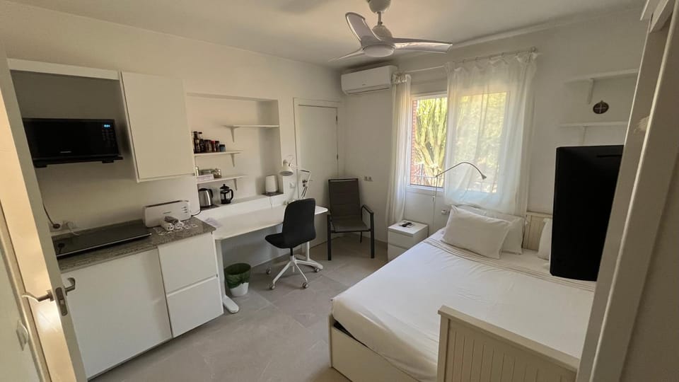 Kitchen or kitchenette, Bedroom