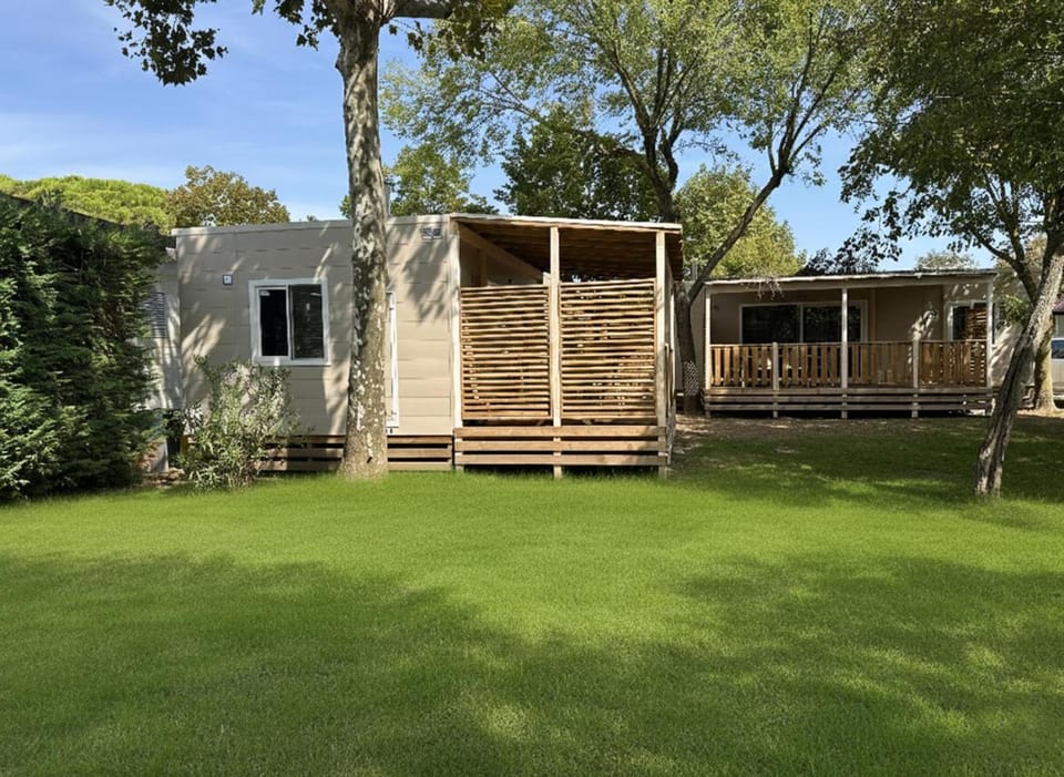Property building, Spring, Day, Natural landscape, Garden, Garden view
