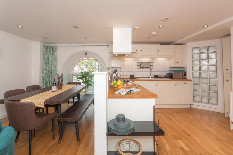 Dining area, kitchen