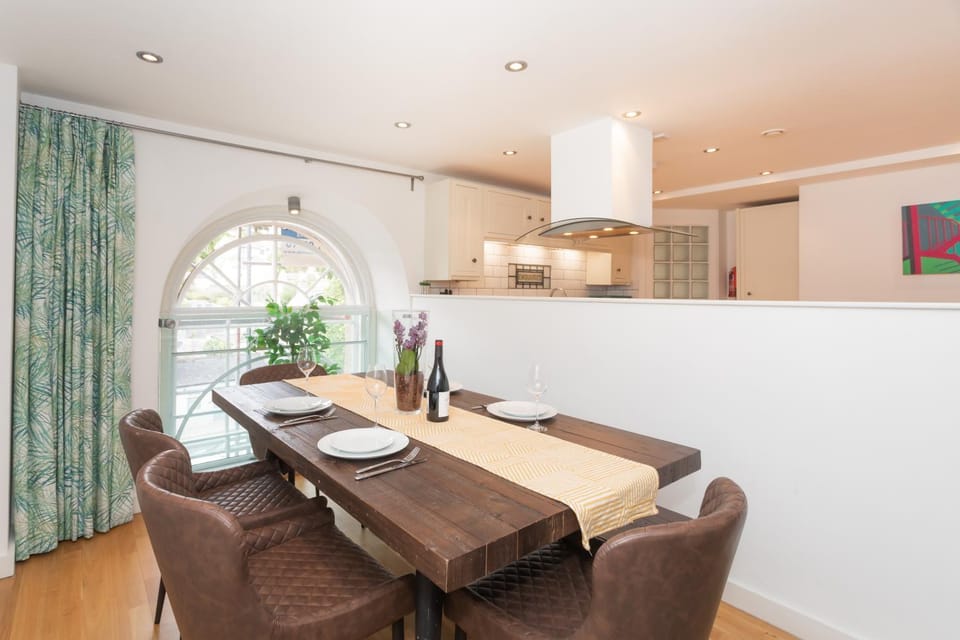 Seating area, Dining area, kitchen