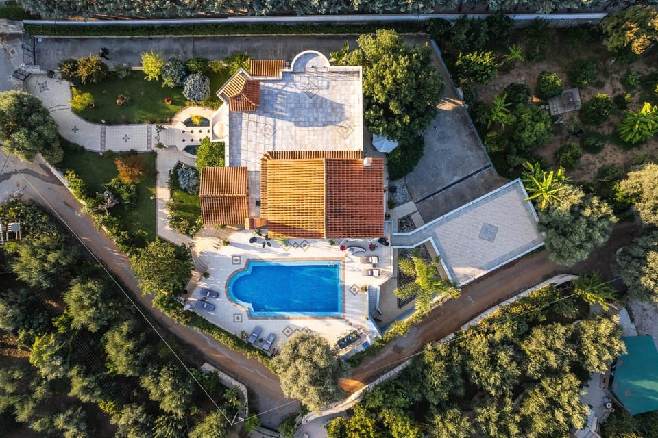 Property building, Bird's eye view, Swimming pool