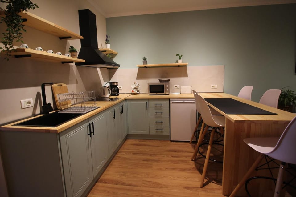 Kitchen or kitchenette, Dining area