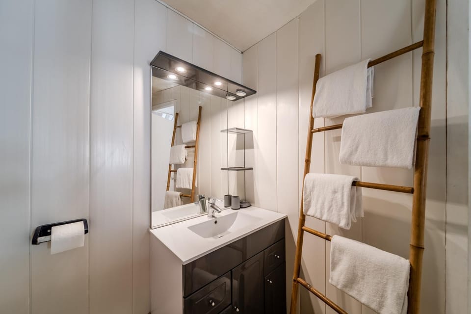 Bathroom, towels