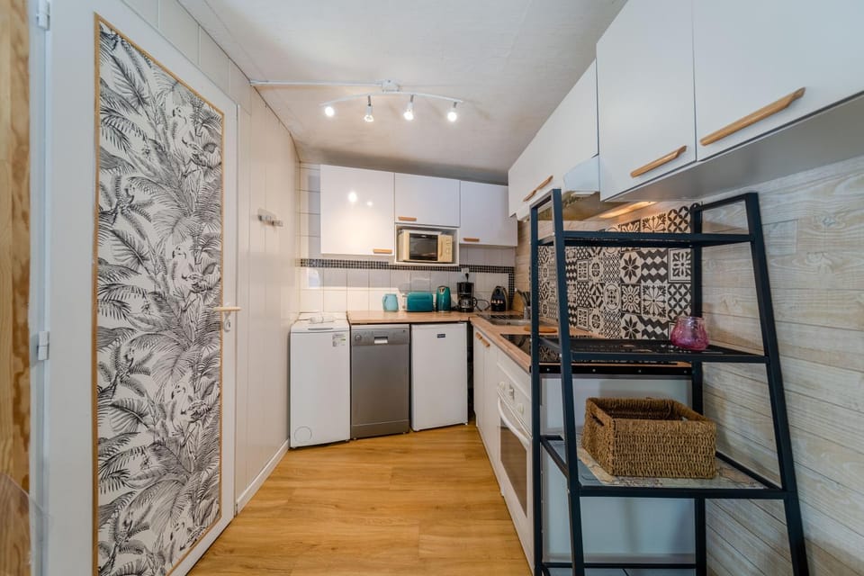 Kitchen or kitchenette, oven, stove