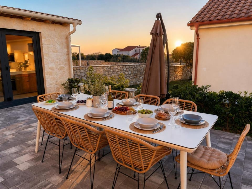 Patio, Balcony/Terrace, Dining area, Food