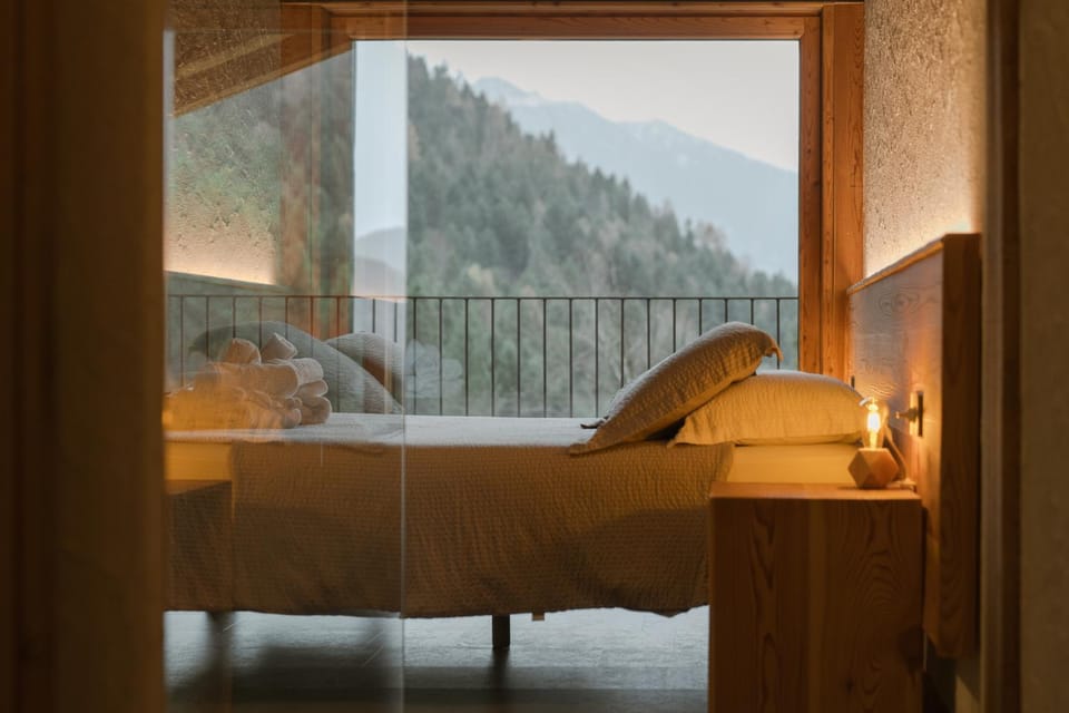 Photo of the whole room, Bedroom, Mountain view