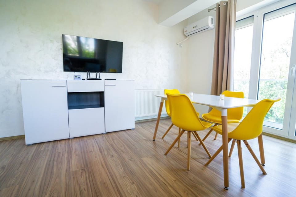 TV and multimedia, Kitchen or kitchenette, Living room, Dining area, air conditioner