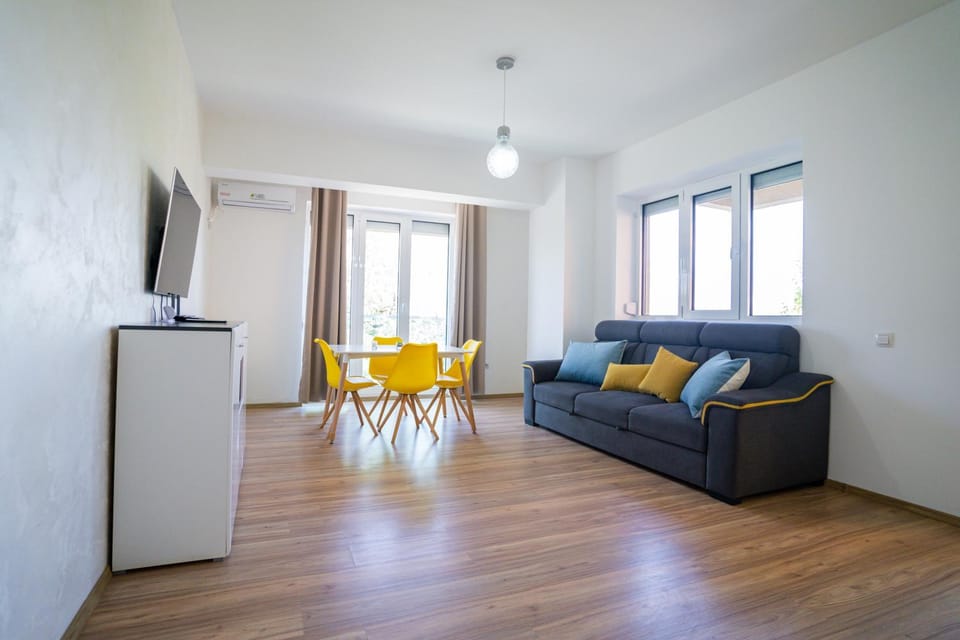 TV and multimedia, Kitchen or kitchenette, Living room, Seating area, Dining area