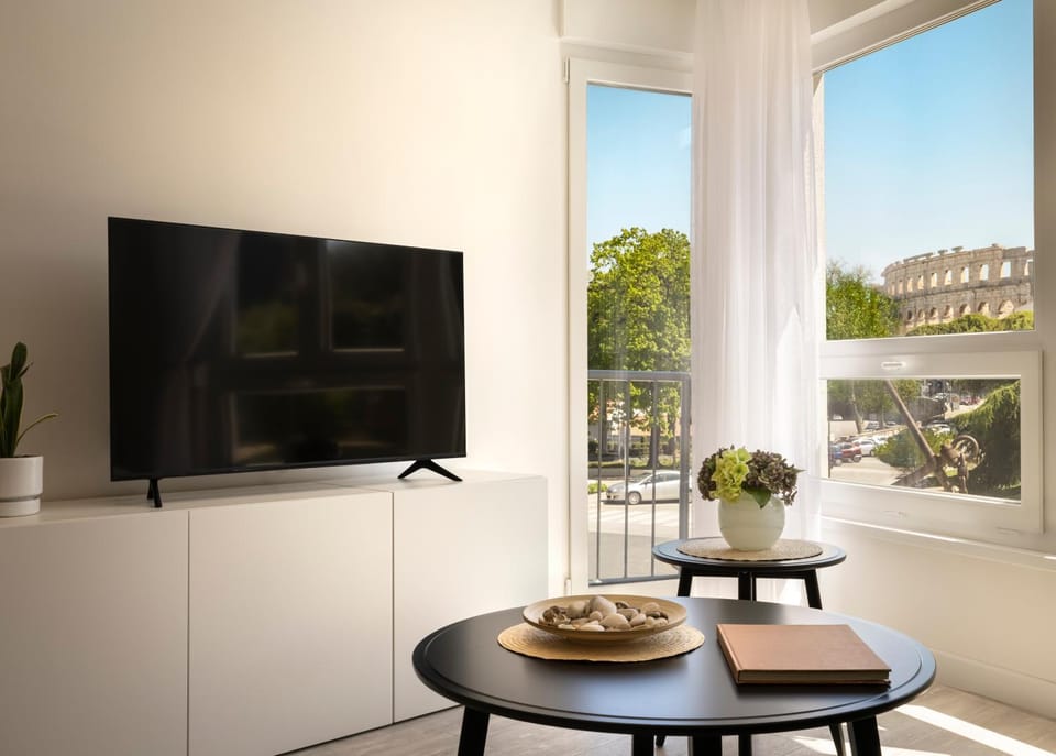 TV and multimedia, Living room, Landmark view