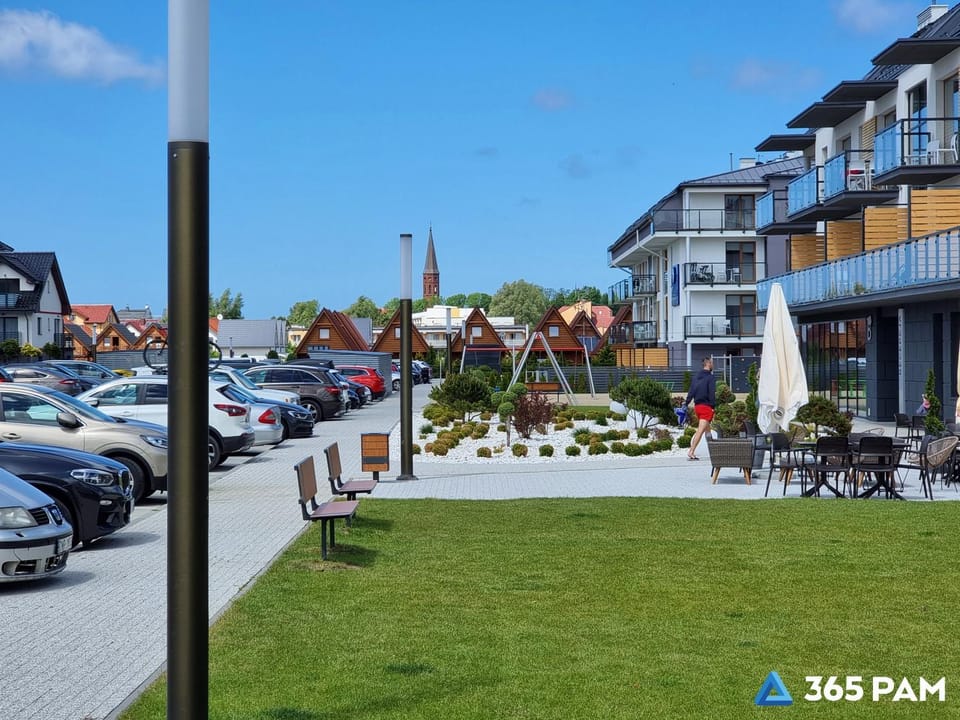 Spring, Day, Neighbourhood, Street view, Location, Parking