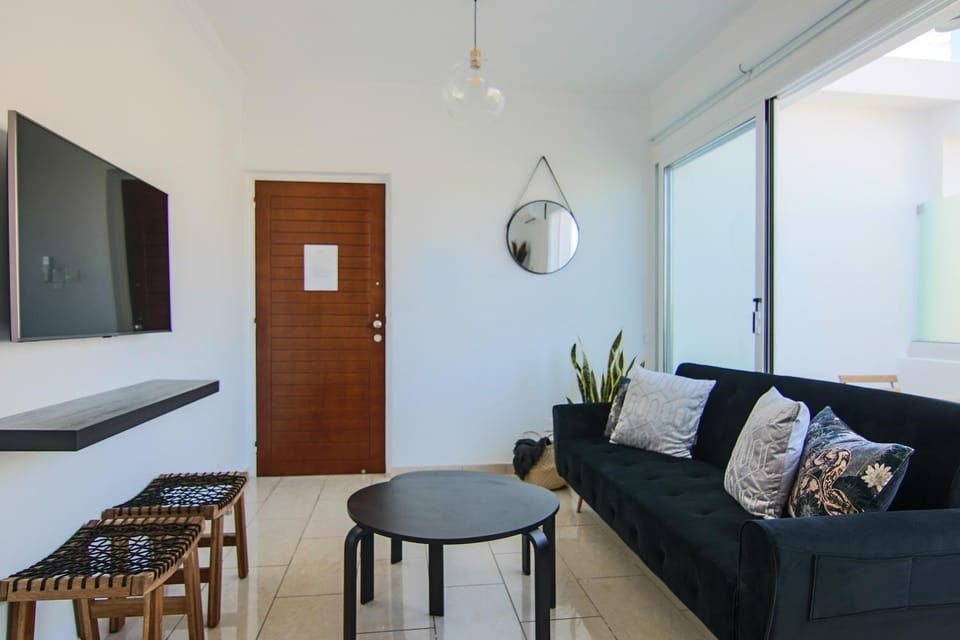 Nightclub / DJ, Living room, Lounge or bar, Seating area, Dining area