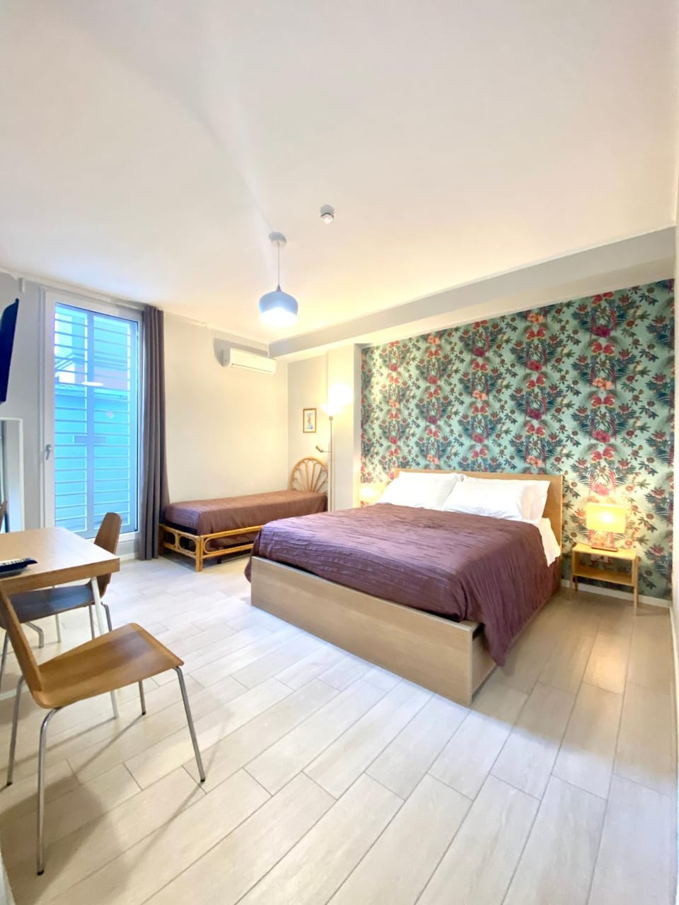 Bed, Photo of the whole room, Seating area