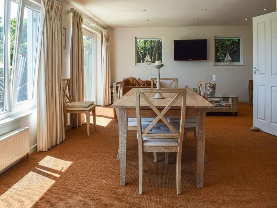 Communal lounge/ TV room, TV and multimedia, Living room, Seating area, Dining area, Evening entertainment