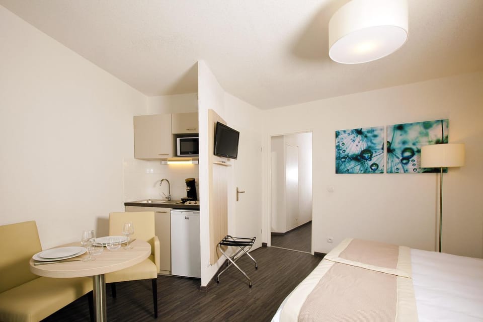 Kitchen or kitchenette, Living room, Dining area, Bedroom