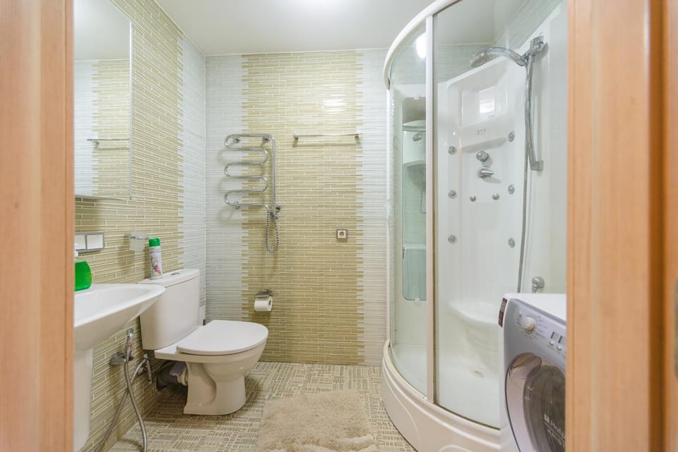 Shower, Toilet