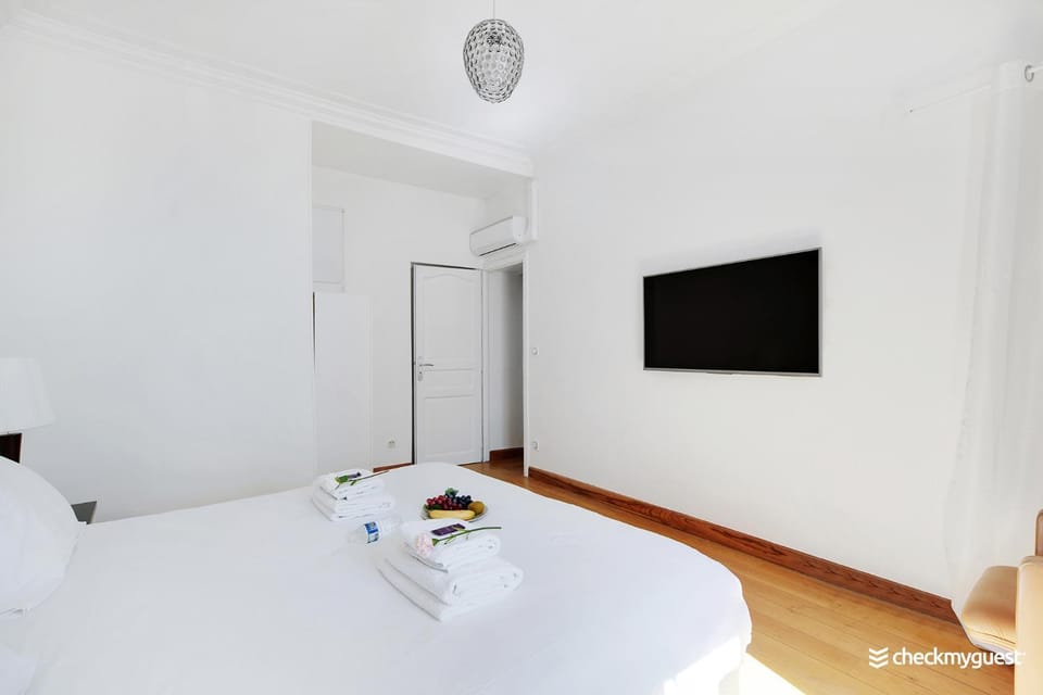 Bed, TV and multimedia, Bedroom