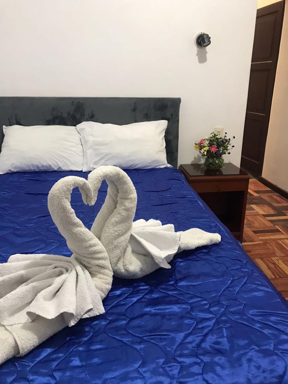 Bed, Bedroom, towels