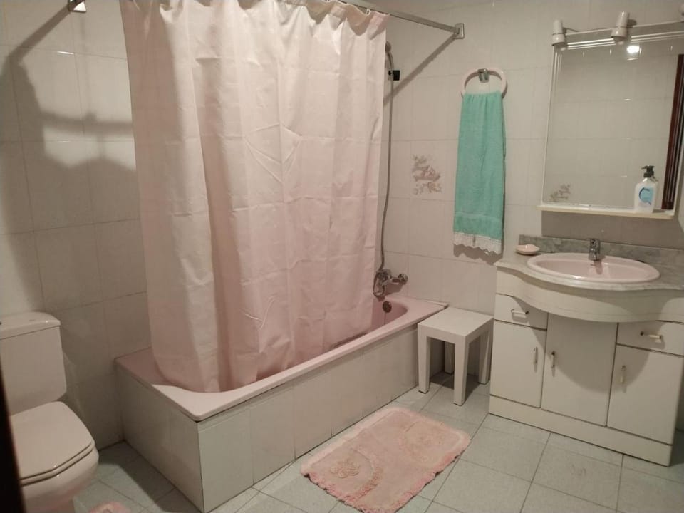 Shower, Toilet, Bathroom, Bath, towels