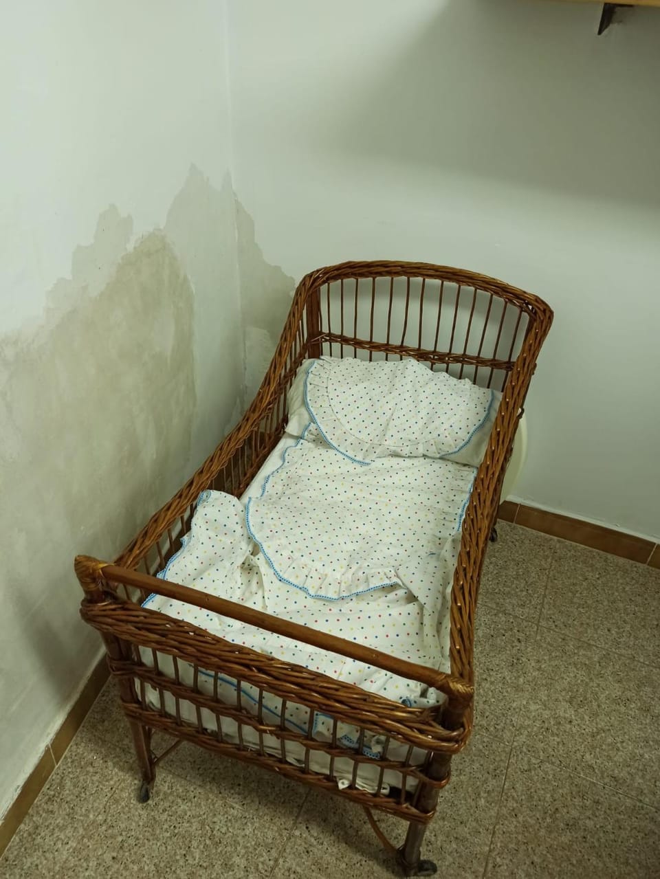 Bed, Activities, Bedroom, cot