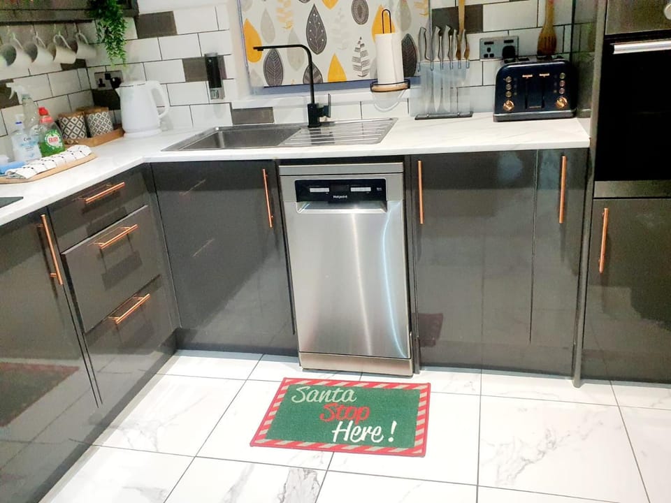 Families Only - Pet Friendly sleeps 6 maximum NO PARTIES House in Blackpool