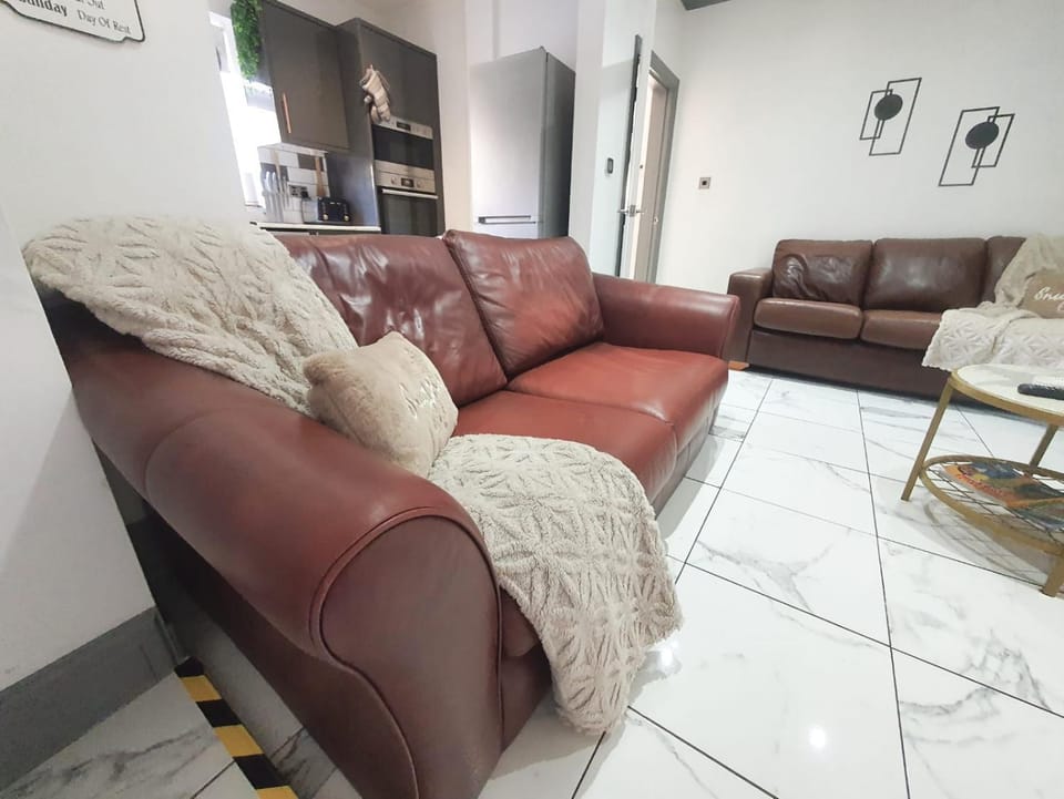 Families Only - Pet Friendly sleeps 6 maximum NO PARTIES House in Blackpool