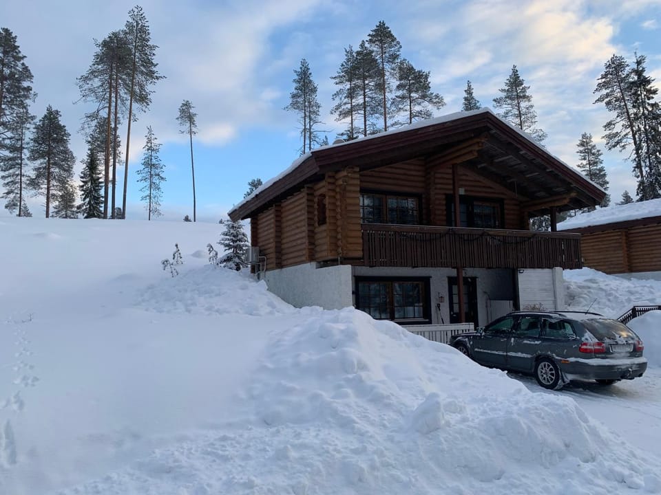 Property building, Day, Natural landscape, Winter, Parking