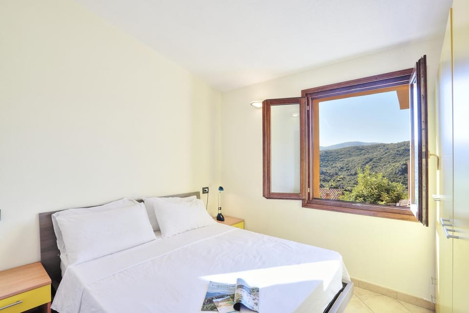 Bed, Natural landscape, Photo of the whole room, Bedroom, Mountain view