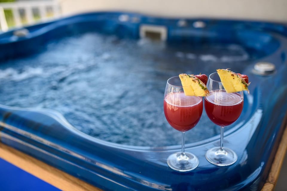 Hot Tub, Swimming pool