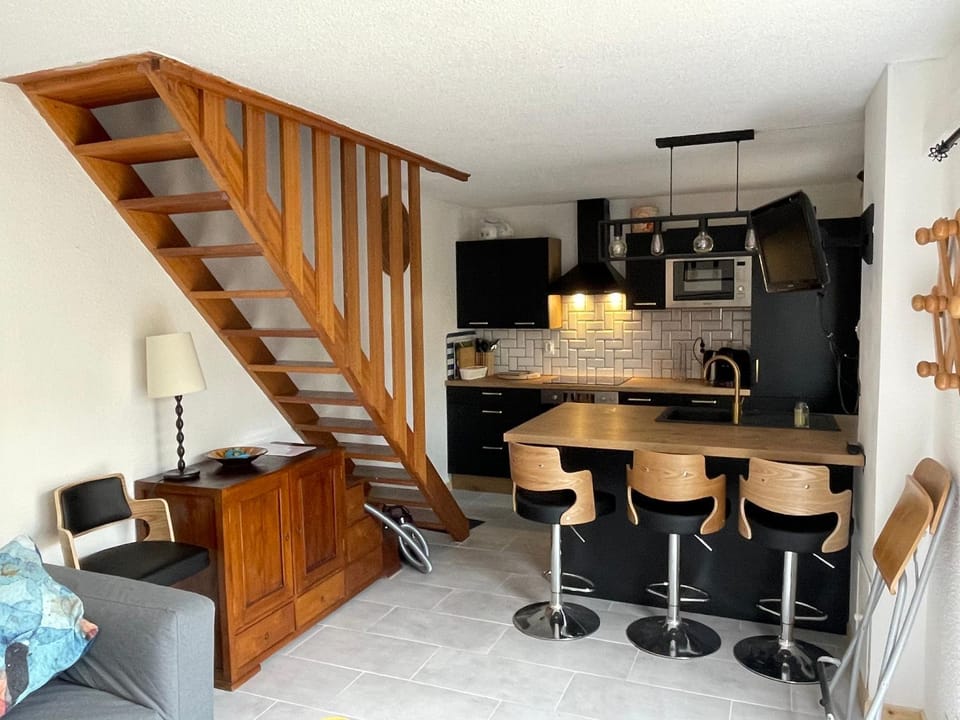 Kitchen or kitchenette, Dining area, oven, stove