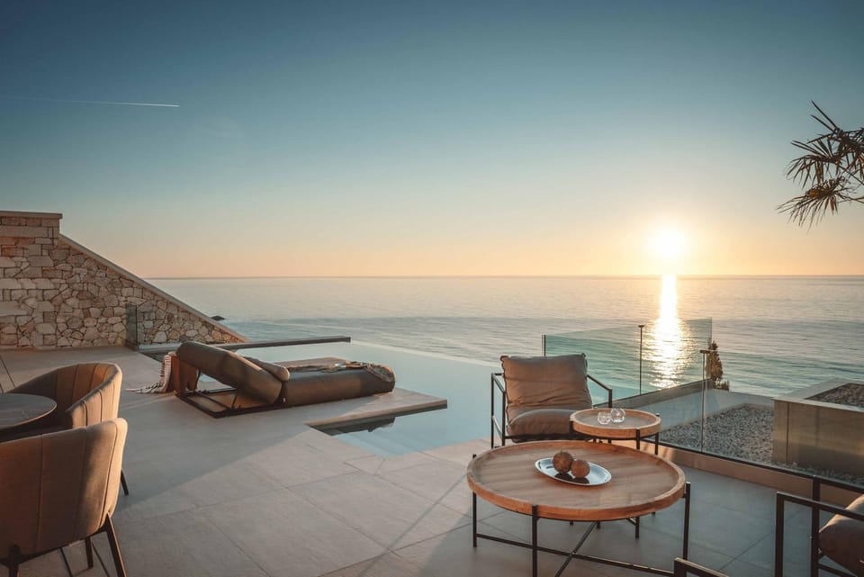 Property building, Balcony/Terrace, Swimming pool