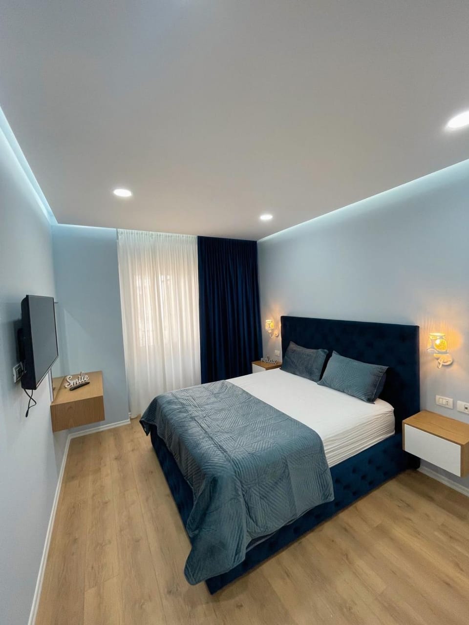Bed, TV and multimedia, Photo of the whole room, Bedroom