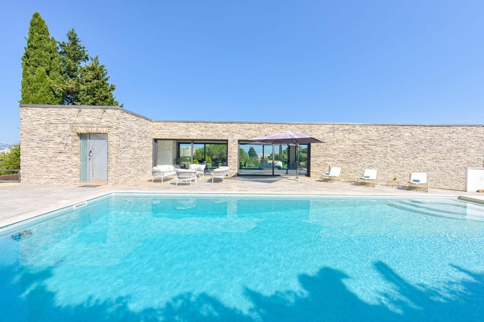Architect-Designed Villa with Heated Pool for 10 Guests! Villa in Mandelieu-La Napoule
