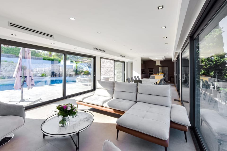 Architect-Designed Villa with Heated Pool for 10 Guests! Villa in Mandelieu-La Napoule