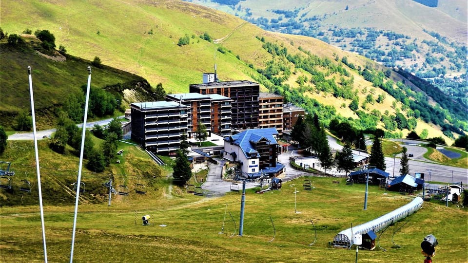Property building, Nearby landmark, Restaurant/places to eat, Restaurant/places to eat, Bird's eye view, On-site shops, Ski School, Ski School, Skiing, Skiing, View (from property/room), View (from property/room), Hiking, Hiking, Cycling, Cycling, Landmark view, Landmark view, Mountain view, Mountain view, Sports, Sports, Seasons, Location, Sunrise, Parking