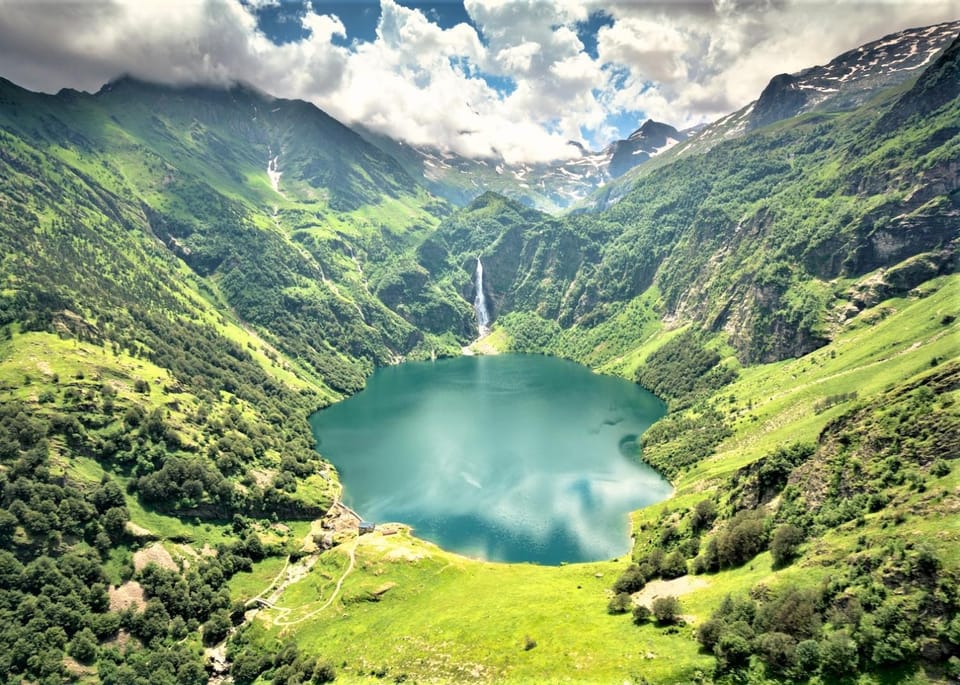 Nearby landmark, Restaurant/places to eat, Restaurant/places to eat, Off site, Natural landscape, Activities, Activities, Summer, Hiking, Lake view, Lake view, Landmark view, Mountain view, Mountain view, Seasons, Location