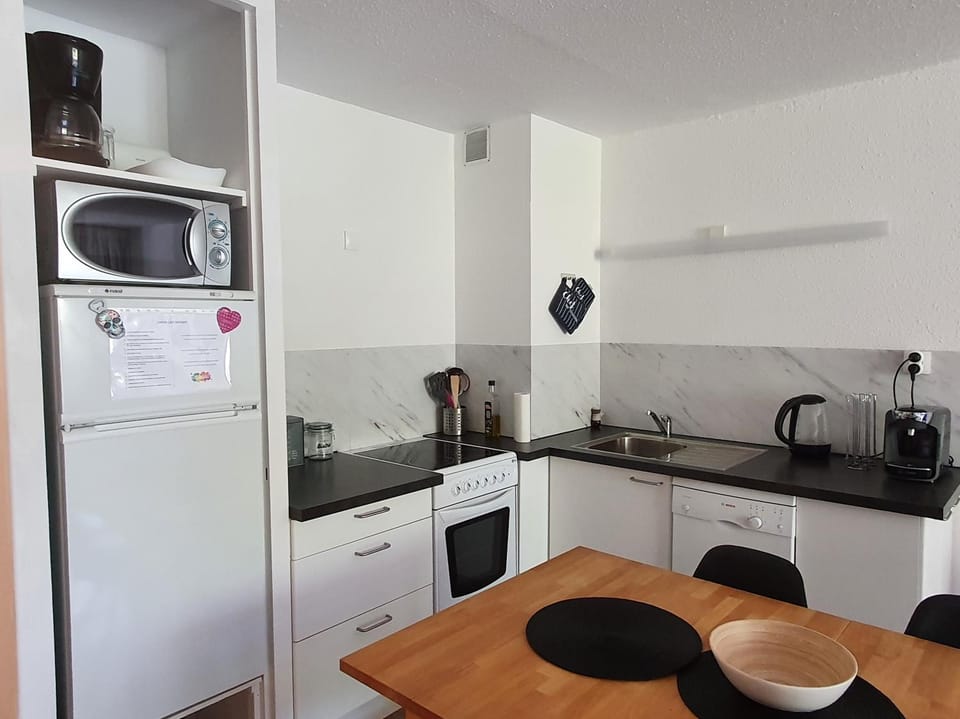 Coffee/tea facilities, Kitchen or kitchenette, Dining area, On site, Breakfast, dishwasher, hair dresser, minibar, pet friendly, stove, toaster, kitchen