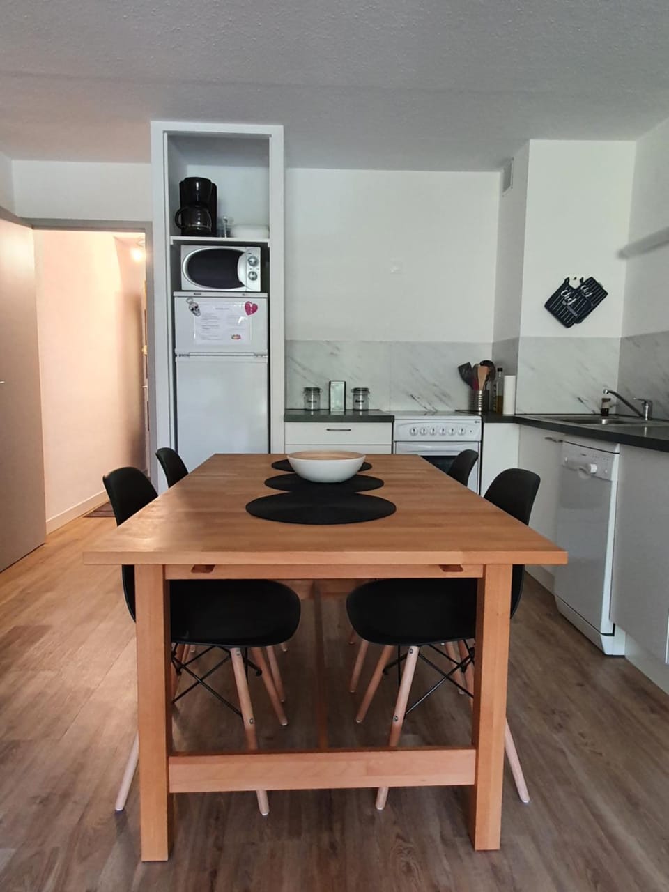 Coffee/tea facilities, Kitchen or kitchenette, Dining area, Communal kitchen, On site, dishwasher, hair dresser, minibar, pet friendly, pet friendly, stove, toaster, kitchen