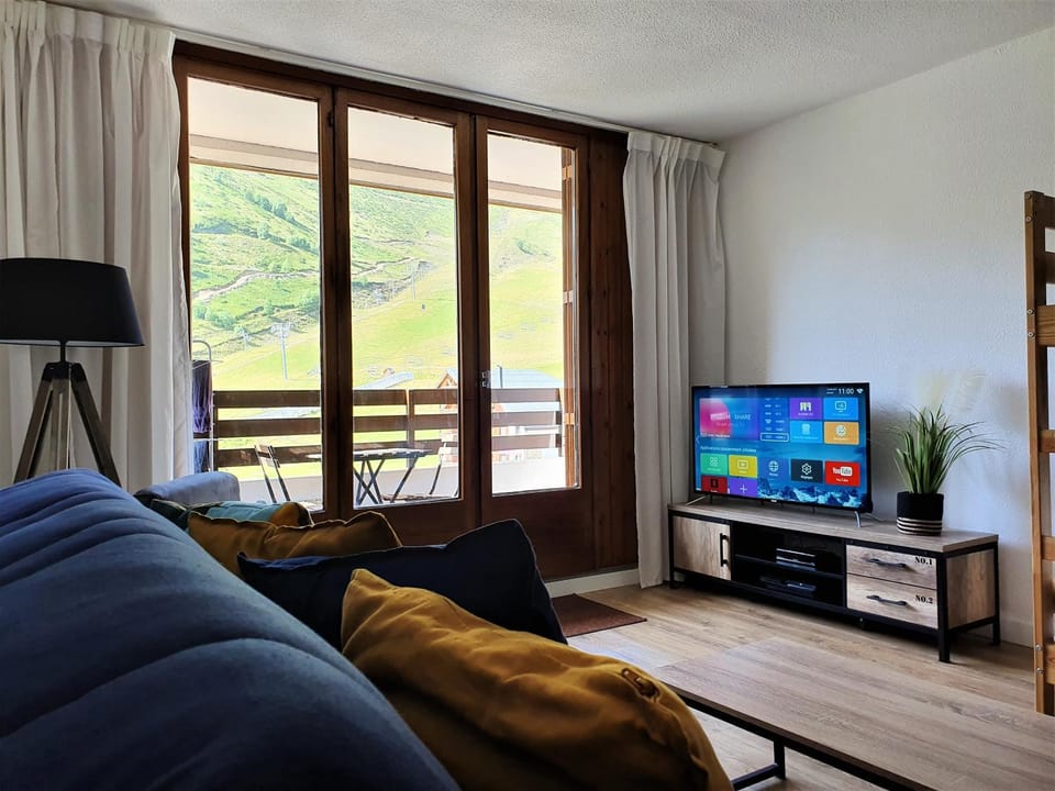 Communal lounge/ TV room, TV and multimedia, View (from property/room), Living room, Seating area, On site, hair dresser