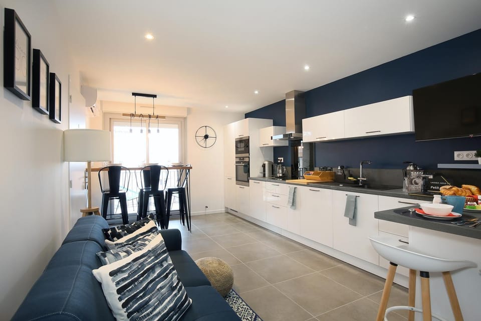 Kitchen or kitchenette, Living room, Seating area, Dining area