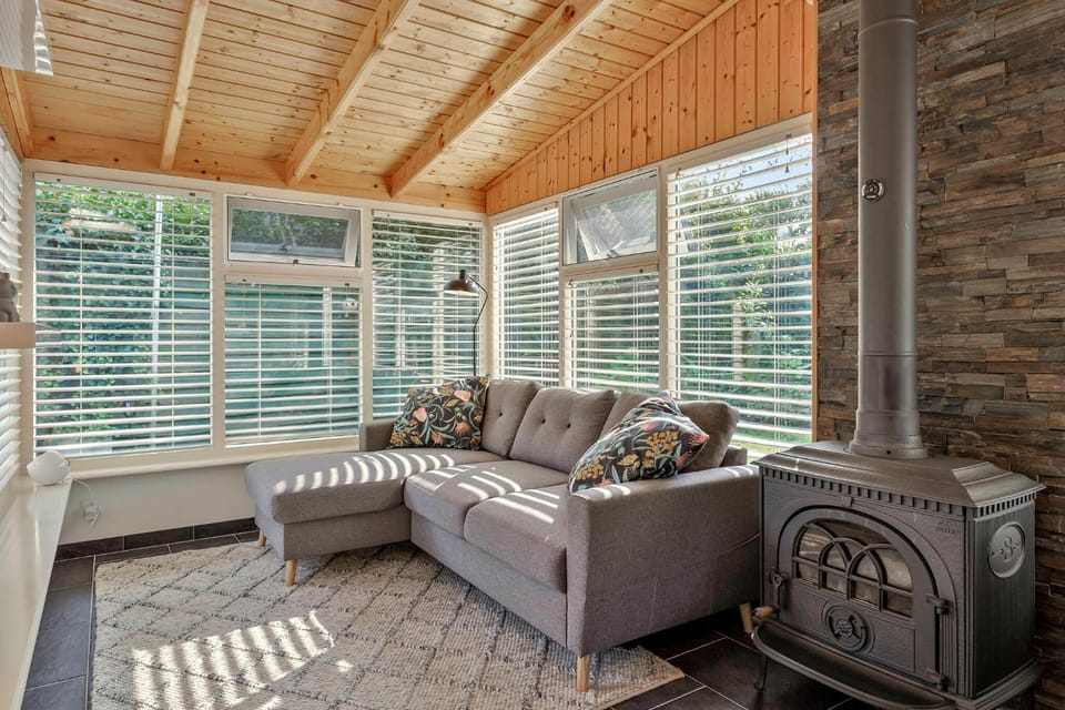 Seating area, fireplace